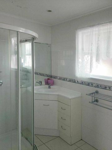 Large fully fenced family home - Photo 3