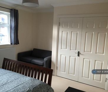 1 bedroom in a house share to rent - Photo 2