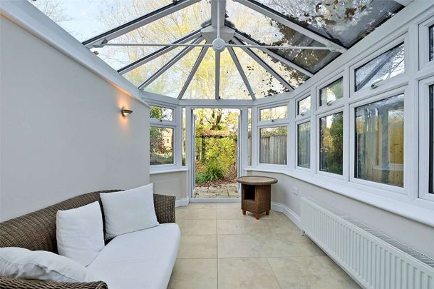 SHORT TERM - A three bedroom cottage located in Temple with river frontage and mooring - Photo 1