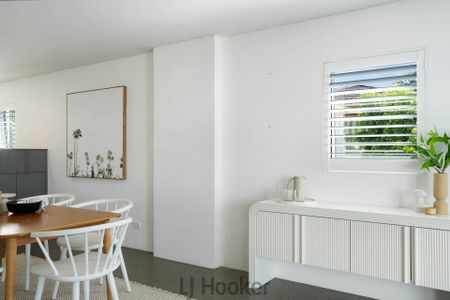 Light-Filled Apartment with Water Views & Premium Finishes - Photo 4