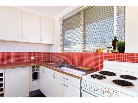 LIGHT-FILLED APARTMENT IN A HIGHLY-SOUGHT RICHMOND POCKET - Photo 3