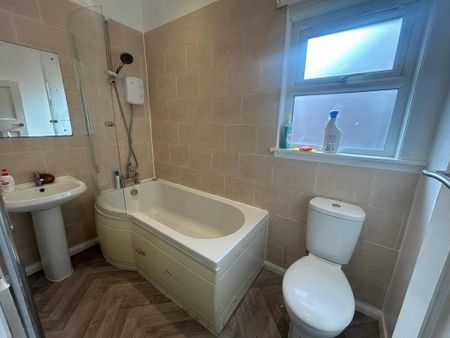 3 bedroom end of terrace house to rent - Photo 2