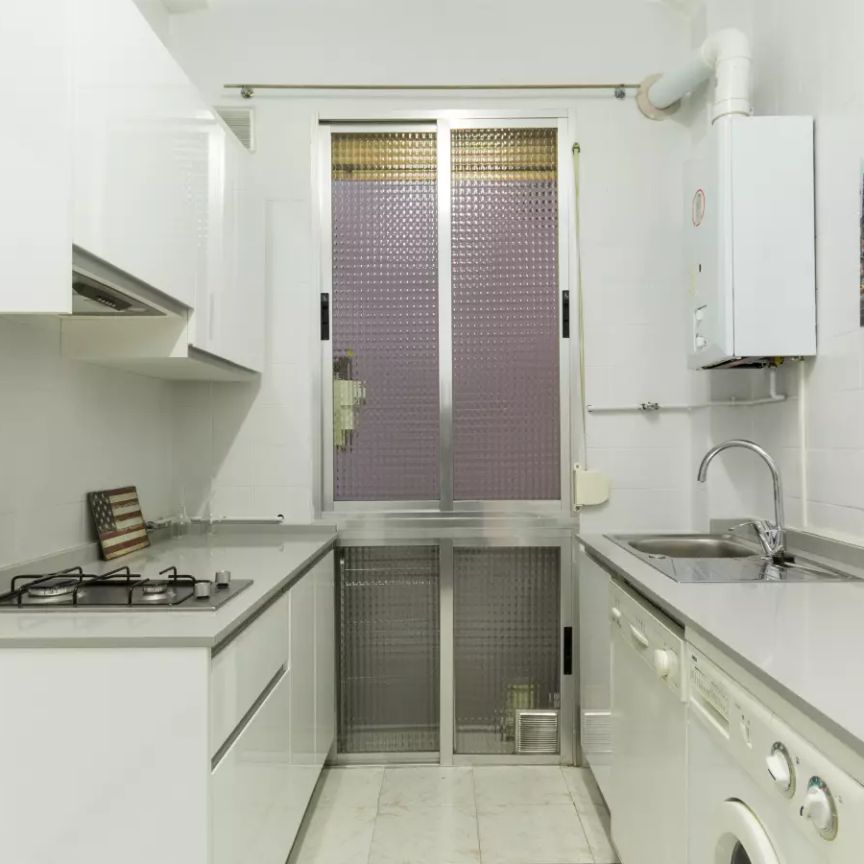 Room in a shared 5-bedroom apartment for rent in Universidad, bills included. - Photo 1