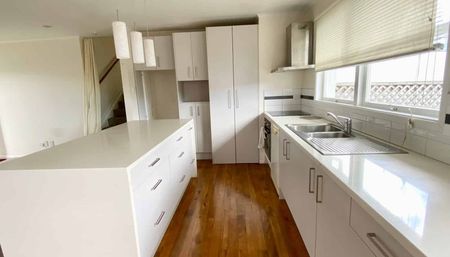 Free Standing 3 bedroom, Power & Water Included! - Photo 4