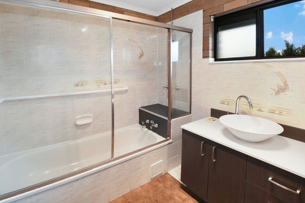 Spacious Unit with Air-Conditioning in Central Location&excl; - Photo 1