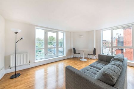 Bright 2 bedroom, 2 bathroom apartment located in a small development in the heart of Westminster. - Photo 5