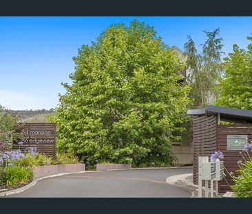 Spacious, sunny inner South Hobart apartment with panoramic views - Photo 3
