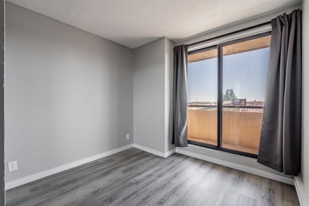 1951 Maisonneuve Boulevard East, Montréal, QC - Photo 2