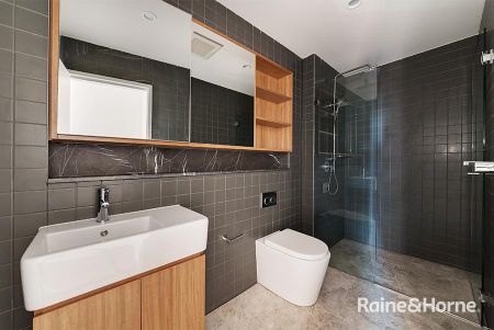 LUXURY TWO BEDROOM APARTMENT WITH PARKING ! - Photo 4