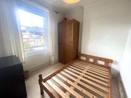 A Fantastic Two bedroom flat on the First Floor offered part furnished. - Photo 4