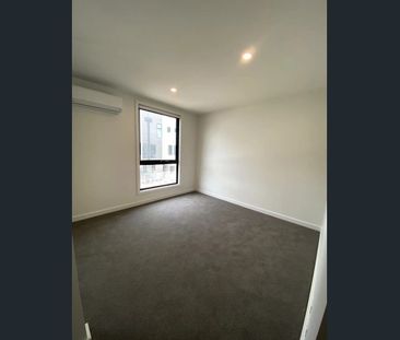 Beautifully Crafted Luxurious Three Bedrooms Townhouse!!! - Photo 3