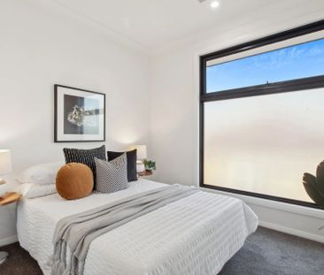 New Designer 3 Bedroom Townhouse – Coastal Luxury Living for Lease - Photo 6