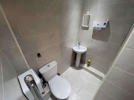 Bedroom House With Garden And Own Driveway - Edgware, HA8 - Photo 5