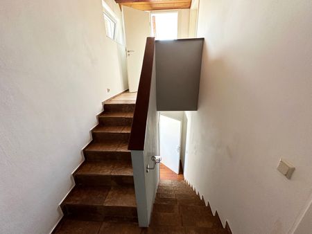 Geräumige Dachgeschosswohnung mit Stellplatz ab 15. Oktober frei - Foto 3