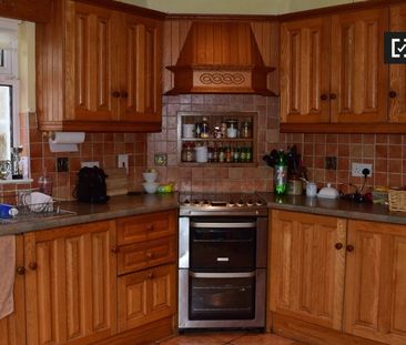 Sunny room in 4-bedroom apartment in Firhouse, Dublin - Photo 5