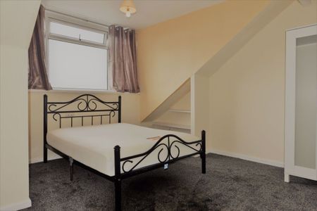 3 bedroom House in Burley Lodge Terrace, Leeds - Photo 4