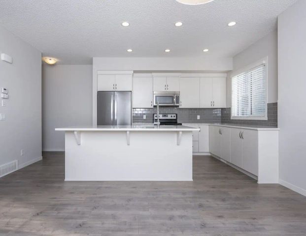 Large 3 Bedroom townhouse in Nolan Hill — 3 Bedrooms Townhouse - Photo 1