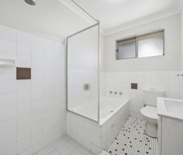 LIGHT AND AIRY 2 BEDROOM APARTMENT IN GREAT LOCATION - Photo 5