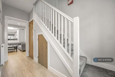 6 bedroom semi-detached house to rent - Photo 2