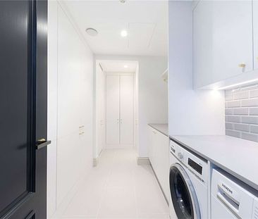 An impressive townhouse in a private no through road just off Cavendish Square - Photo 3