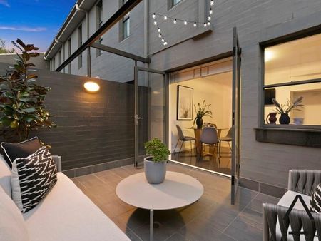 Light filled boutique townhouse with an entertainers' courtyard - Photo 2