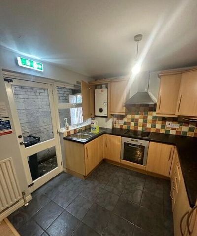 Donegall Avenue, En-Suite Room 5, All Bills Included, Belfast, BT12 6LW - Photo 4
