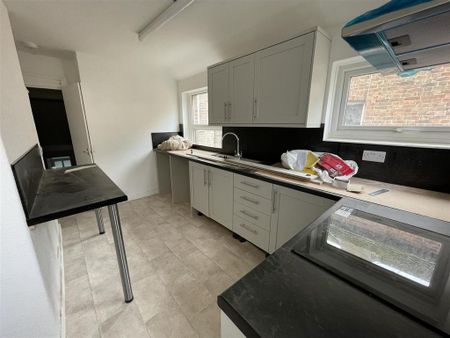 3 bedroom apartment to rent - Photo 3