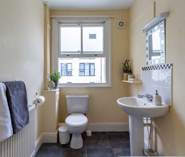 Room 4 - Photo 6