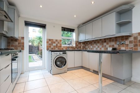 2 bed flat to rent in Owls Road, Bournemouth, BH5 - Photo 2