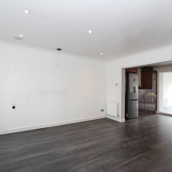 Trajan Gate, Stevenage, Hertfordshire - Photo 1