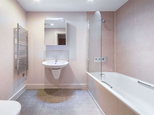 A superb two bedroom apartment located within close proximity to Westfield Stratford. - Photo 1