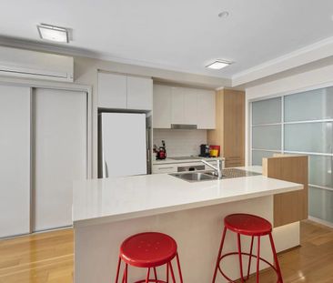 Ground floor unit with private entry and courtyard - Photo 3