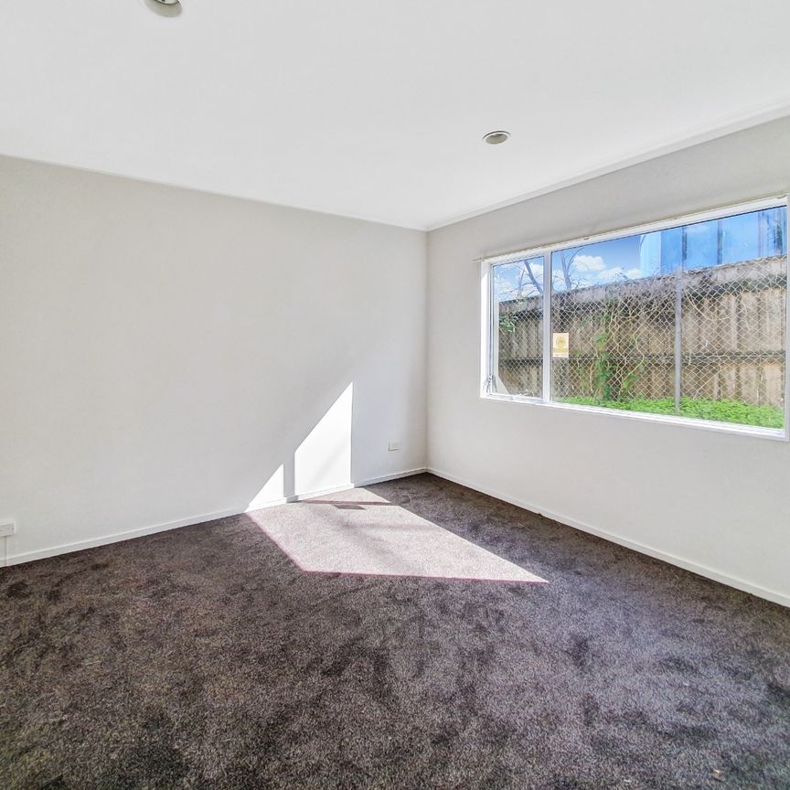 Water included! 2 Bedroom/1 Study Flat in Takapuna - Photo 1