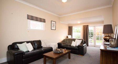 Three Bedroom Family Home - Photo 3