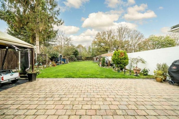 Seymour Gardens, Hanworth Park, TW13 - Photo 1