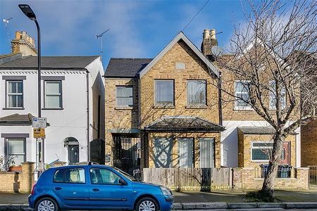 3 bedroom house in Chiswick - Photo 3