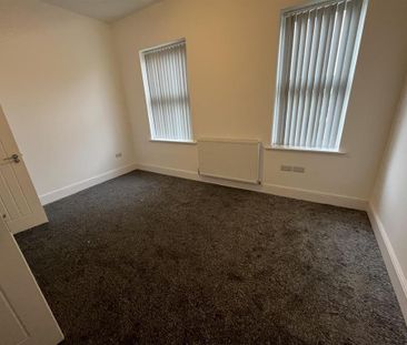 3 bedroom end of terrace house to rent - Photo 2