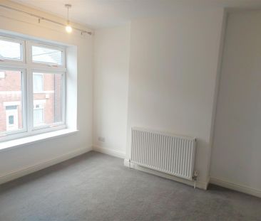 2 bedroom Semi-detached house to rent - Photo 3