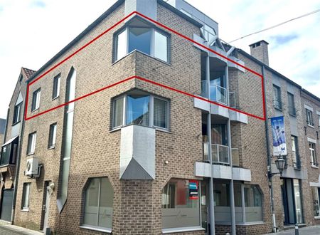 Gerenoveerd 2-slaapkamer appartement met terrasje op een toplocatie nabij de Markt van Maaseik. - Foto 2