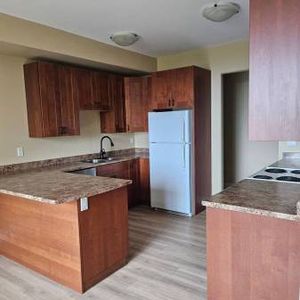 $1,800 / 2br - 825ft2 - Large two bedroom legal suite face ocean - Photo 2