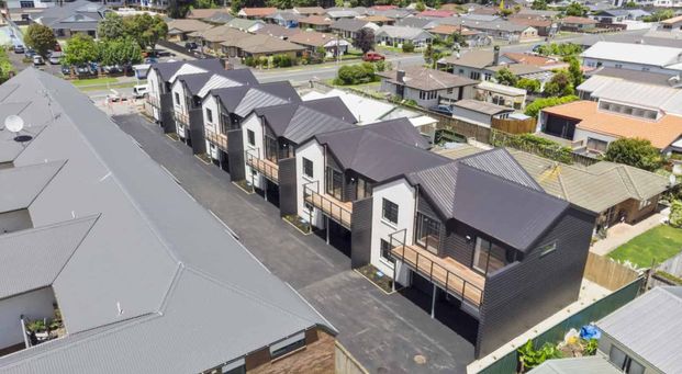 Stylish Townhouse - Photo 1