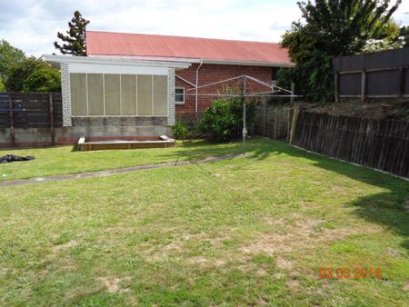 Cute with garaging - Photo 2