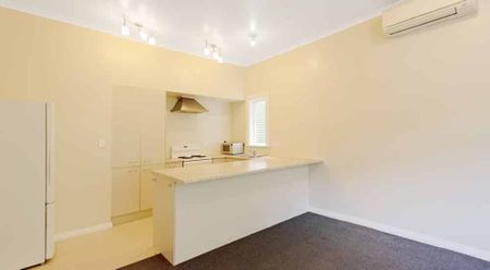 Super spacious downstairs 5-bedroom flat - Photo 2