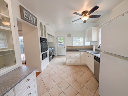 Spacious Fully Detached House in Niagara Falls! - Photo 5