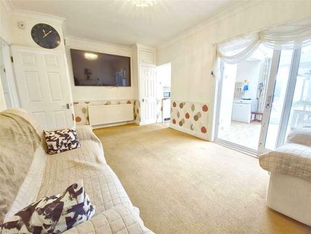 Westland Avenue, Hornchurch, RM11 - Photo 2