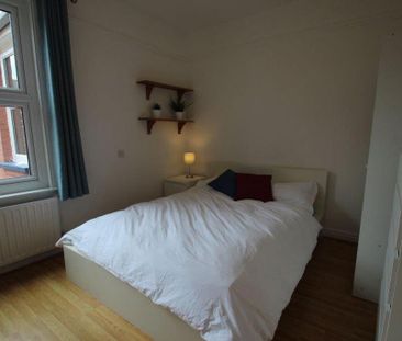 4 bedroom terraced house to rent - Photo 2