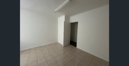 Large 2 Bedroom Apartment with Private Courtyard! - Photo 4