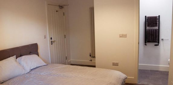 1 bedroom in a house share to rent - Photo 2