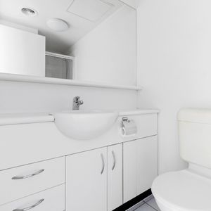 Prime City Living: Sun-Filled Apartment with Unmatched Convenience - Photo 2