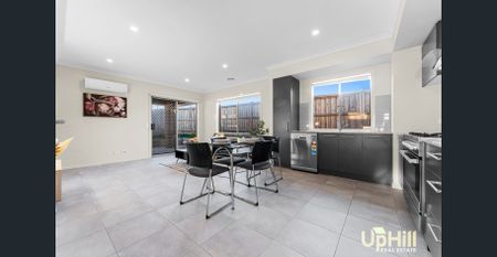 Immaculate Family House In MAYFIELD ESTATE! - Photo 3